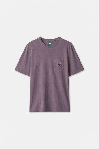 Garza Pigment Dyed T-Shirt in Sunset Purple mostrata su una superficie piana, con tasca sul petto ed etichetta. | TP_IMAGE_TYPE=SILHOUETTE_FRONT