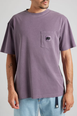 Persona che indossa la Garza Pigment Dyed T-Shirt in Sunset Purple, con design a tasca e vestibilità relaxed. | TP_IMAGE_TYPE=MODEL_FRONT