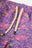 Détail en gros plan du short de bain Trippyplant Seaqual® Yarn en coloris Sour Grape avec motifs abstraits colorés | TP_IMAGE_TYPE=DETAIL