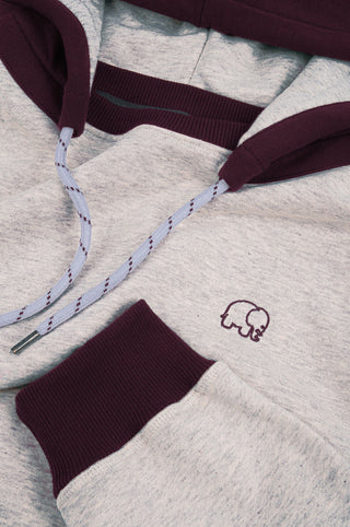 Dettaglio ravvicinato della Felpa Oversized con Cappuccio in Warm Heather Grey e Wine Red, con cappuccio e polsini in rosso vino e un grazioso ricamo a forma di elefante. | TP_IMAGE_TYPE=DETAIL