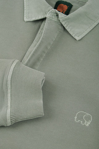 Détail en gros plan du Carvalho Pigment Heavyweight Polo Sweatshirt en Silver Green, mettant en valeur le col et les poignets côtelés | TP_IMAGE_TYPE=DETAIL