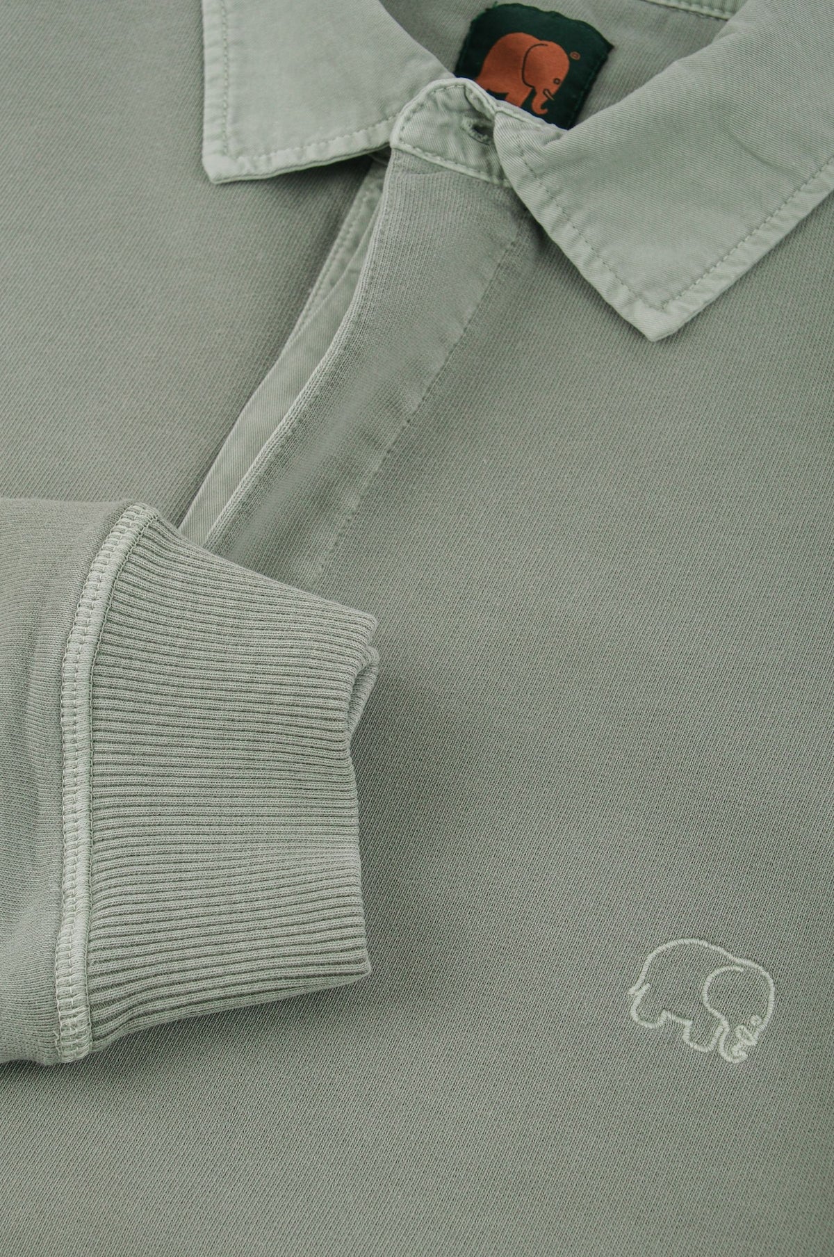 Détail en gros plan du Carvalho Pigment Heavyweight Polo Sweatshirt en Silver Green, mettant en valeur le col et les poignets côtelés | TP_IMAGE_TYPE=DETAIL