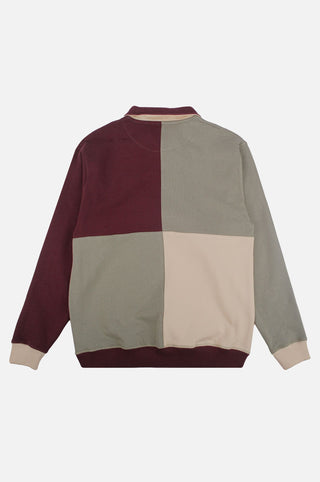 Color Block Quarter Zip Sweatshirt in Iron Veil con un design patchwork nei toni del bordeaux intenso, beige delicato e verde oliva tenue. | TP_IMAGE_TYPE=MODEL_BACK
