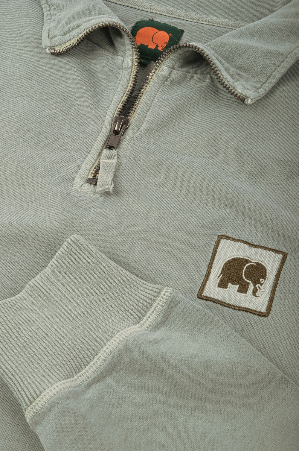 Sauce Pigment Quarter Zip Sweatshirt en Silver Green avec col zippé et logo éléphant détaillé sur la manche | TP_IMAGE_TYPE=DETAIL