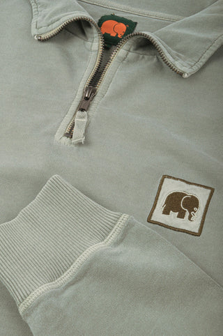 Sauce Pigment Quarter Zip Sweatshirt en Silver Green avec col zippé et logo éléphant détaillé sur la manche | TP_IMAGE_TYPE=DETAIL