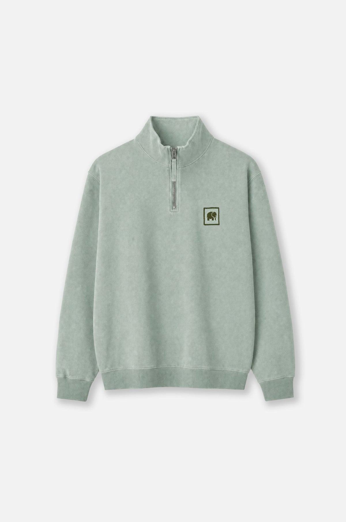 Sweat-shirt Sauce Pigment Quarter Zip en Silver Green présenté à plat, mettant en valeur le détail de son design avant et son col zippé. | TP_IMAGE_TYPE=SILHOUETTE_FRONT
