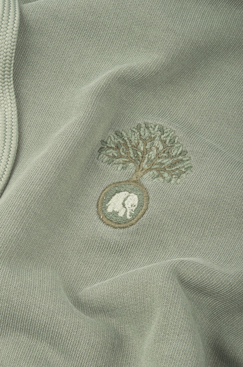 Dettaglio ravvicinato della felpa oversize Silver Green con ricamo albero ed elefante | TP_IMAGE_TYPE=DETAIL