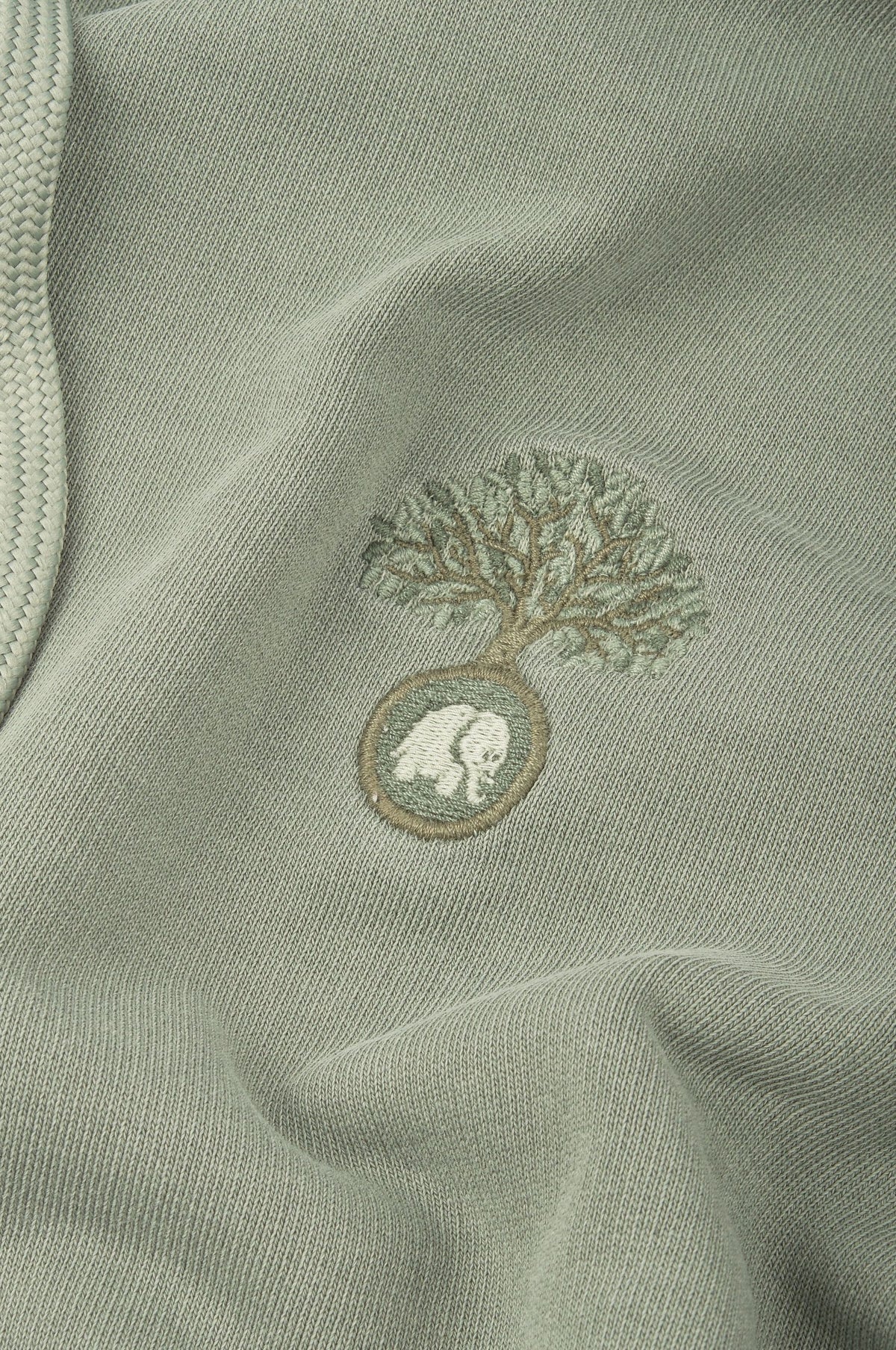 Dettaglio ravvicinato della felpa oversize Silver Green con ricamo albero ed elefante | TP_IMAGE_TYPE=DETAIL