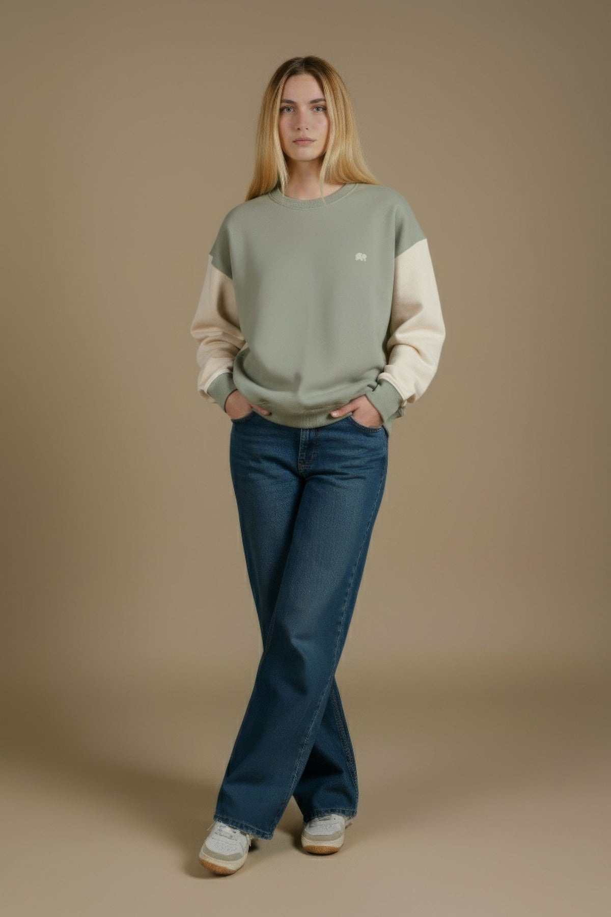 Personne portant un Sweatshirt Oversize Color Block pour femme en Iron Veil, vue de face | TP_IMAGE_TYPE=MODEL_FRONT