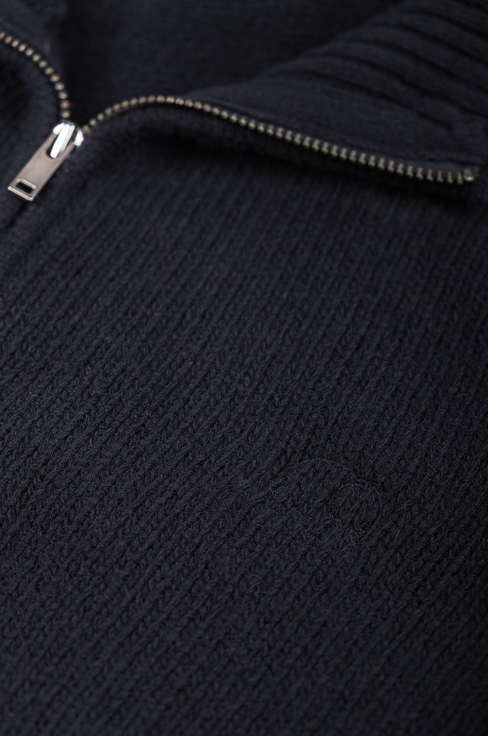 Gros plan sur la Bernia Quarter Zip Knit en Ocean Blue, mettant en valeur le tissu texturé et la fermeture à glissière métallique. | TP_IMAGE_TYPE=DETAIL