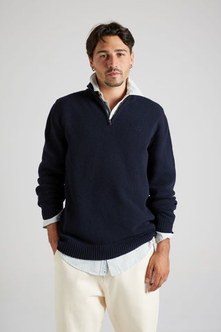 Personne portant le Bernia Quarter Zip Knit en Ocean Blue avec une chemise à col en dessous, les mains dans les poches | TP_IMAGE_TYPE=MODEL_FRONT