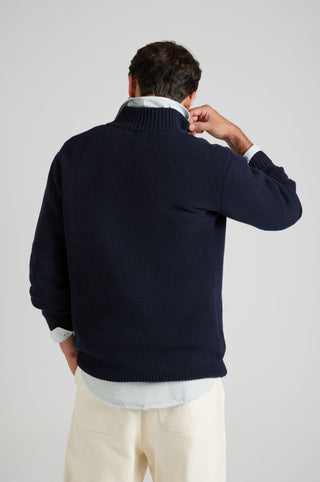Personne portant le Bernia Quarter Zip Knit en Ocean Blue, vue de dos. | TP_IMAGE_TYPE=MODEL_BACK