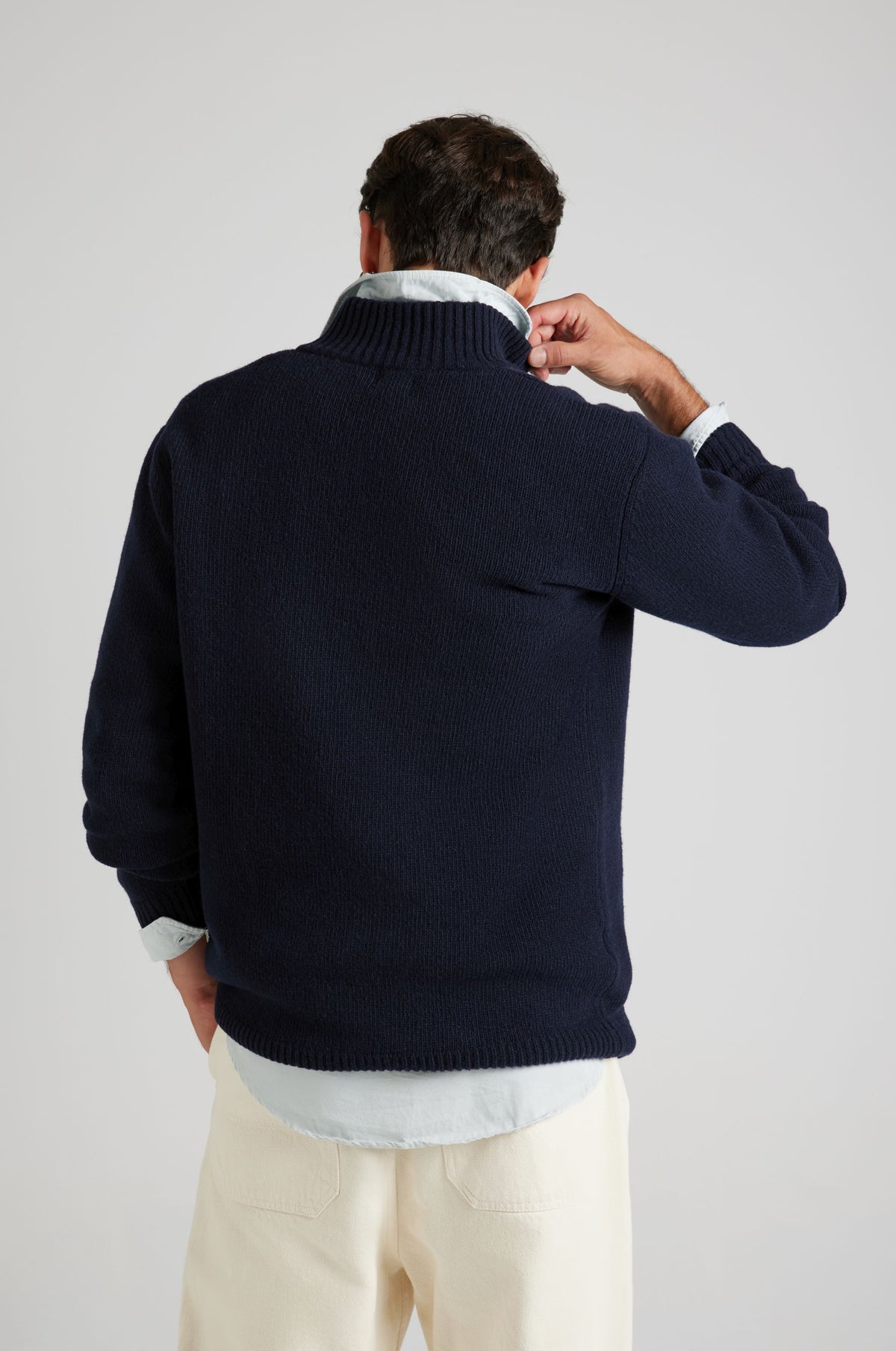 Personne portant le Bernia Quarter Zip Knit en Ocean Blue, vue de dos. | TP_IMAGE_TYPE=MODEL_BACK