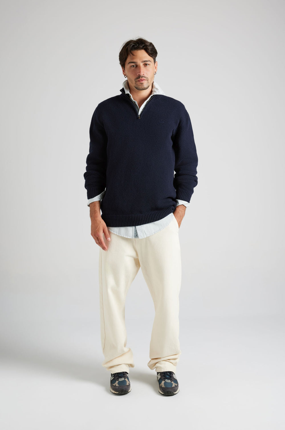 Personne portant le Bernia Quarter Zip Knit en Ocean Blue, avec un pantalon clair et des baskets. | TP_IMAGE_TYPE=MODEL_FRONT