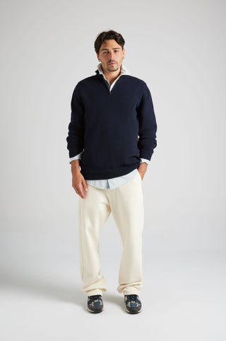 Personne portant le Bernia Quarter Zip Knit en Ocean Blue, avec un pantalon clair et des baskets. | TP_IMAGE_TYPE=MODEL_FRONT