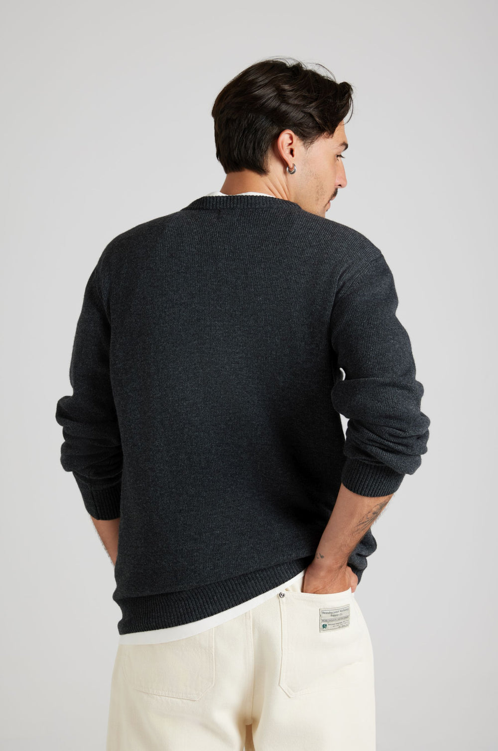 Persona che indossa il maglione Tarbena Knit Charcoal, vista di spalle con le maniche arrotolate | TP_IMAGE_TYPE=MODEL_BACK