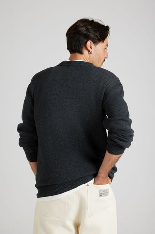 Persona che indossa il maglione Tarbena Knit Charcoal, vista di spalle con le maniche arrotolate | TP_IMAGE_TYPE=MODEL_BACK