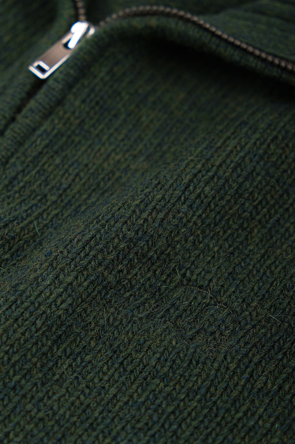 Détail en gros plan du Bernia Quarter Zip Knit en coloris Forest, mettant en valeur la texture et la fermeture à glissière. | TP_IMAGE_TYPE=DETAIL