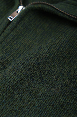Détail en gros plan du Bernia Quarter Zip Knit en coloris Forest, mettant en valeur la texture et la fermeture à glissière. | TP_IMAGE_TYPE=DETAIL