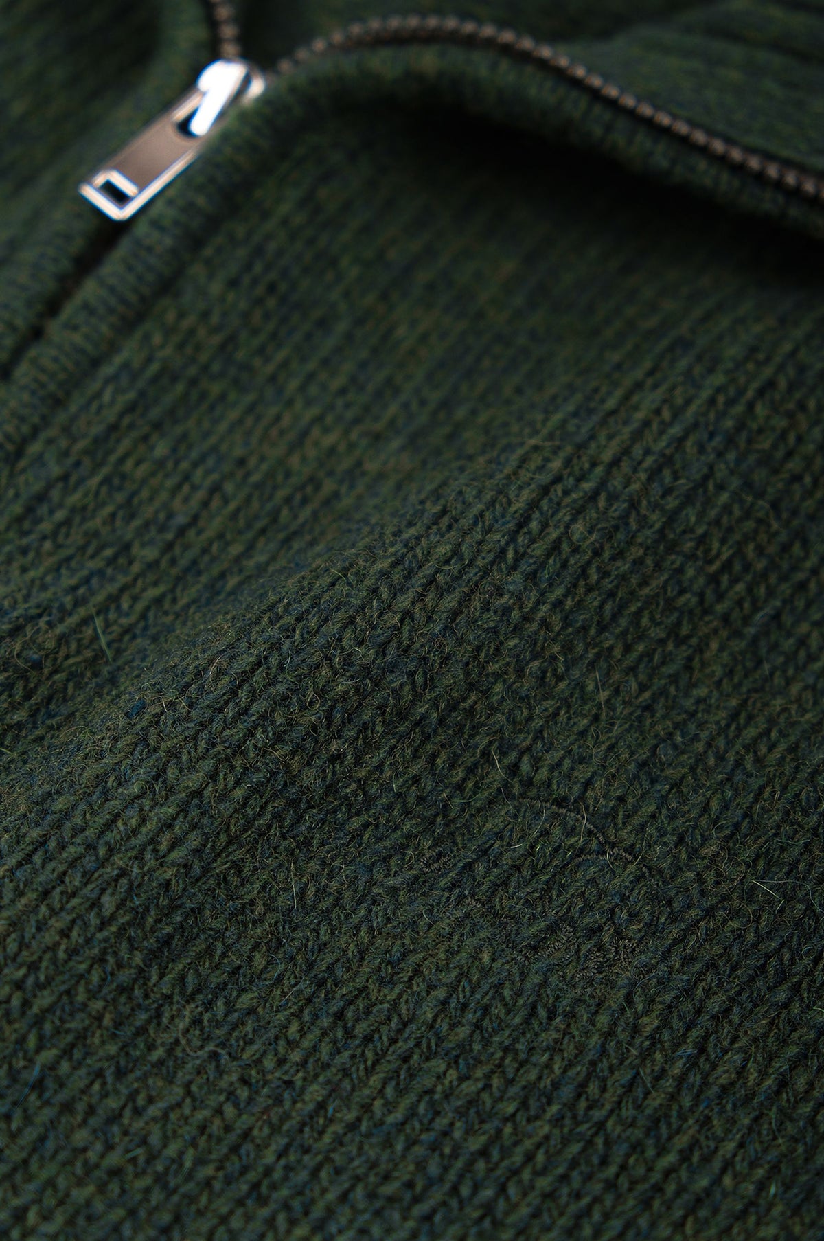 Détail en gros plan du Bernia Quarter Zip Knit en coloris Forest, mettant en valeur la texture et la fermeture à glissière. | TP_IMAGE_TYPE=DETAIL