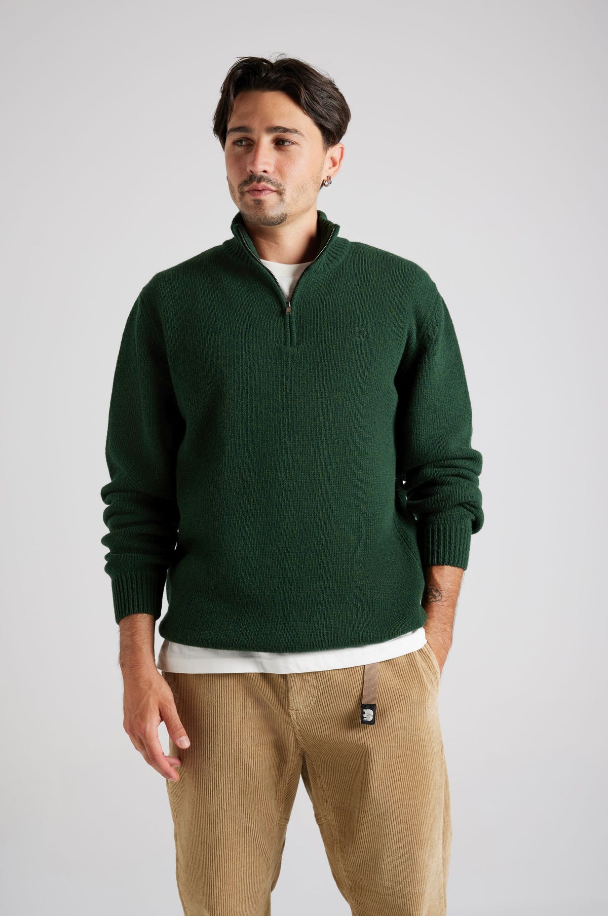 Personne portant le Bernia Quarter Zip Knit en Forest, debout dans une pose décontractée | TP_IMAGE_TYPE=MODEL_FRONT
