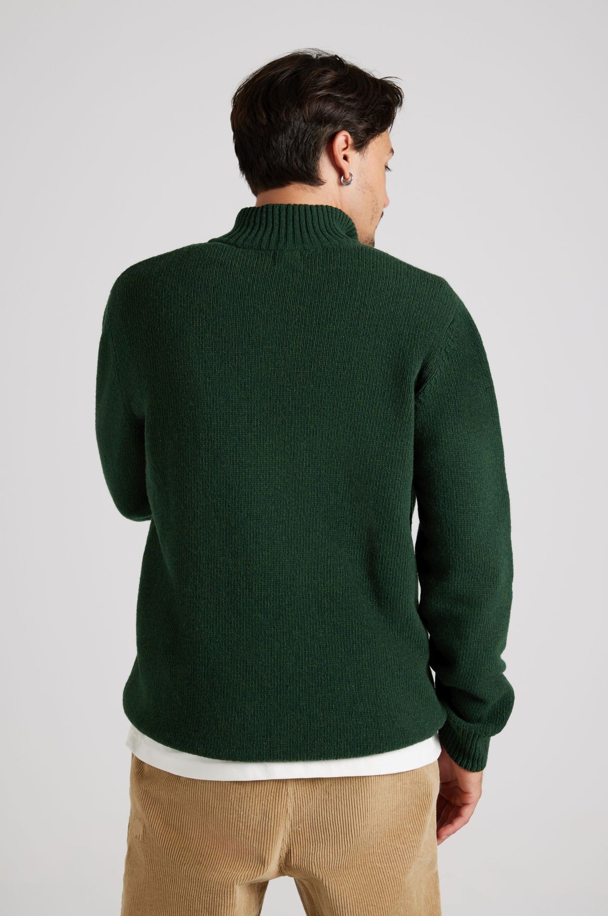 Personne portant un Bernia Quarter Zip Knit en coloris Forest, montrant le dos du pull. | TP_IMAGE_TYPE=MODEL_BACK