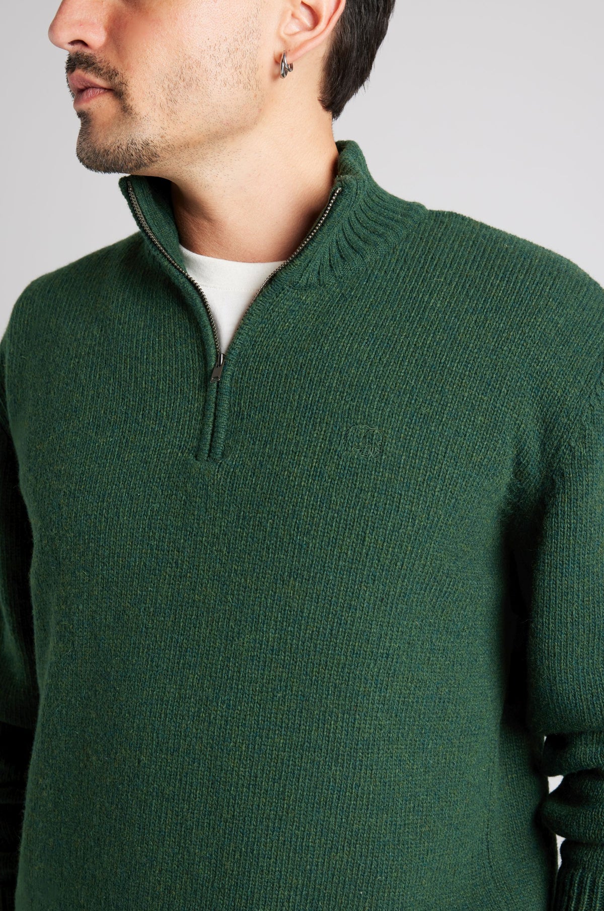 Personne portant un Bernia Quarter Zip Knit en coloris Forest, avec col côtelé et fermeture à glissière. | TP_IMAGE_TYPE=MODEL_FRONT