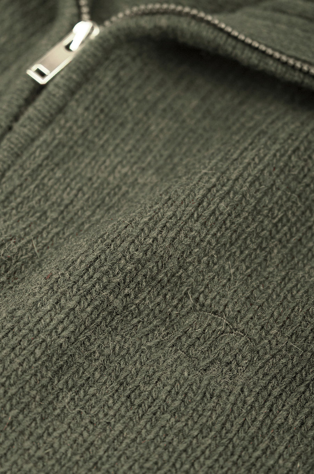 Détail en gros plan de la texture du tissu et de la fermeture à glissière du Bernia Quarter Zip Knit en Sage. | TP_IMAGE_TYPE=DETAIL