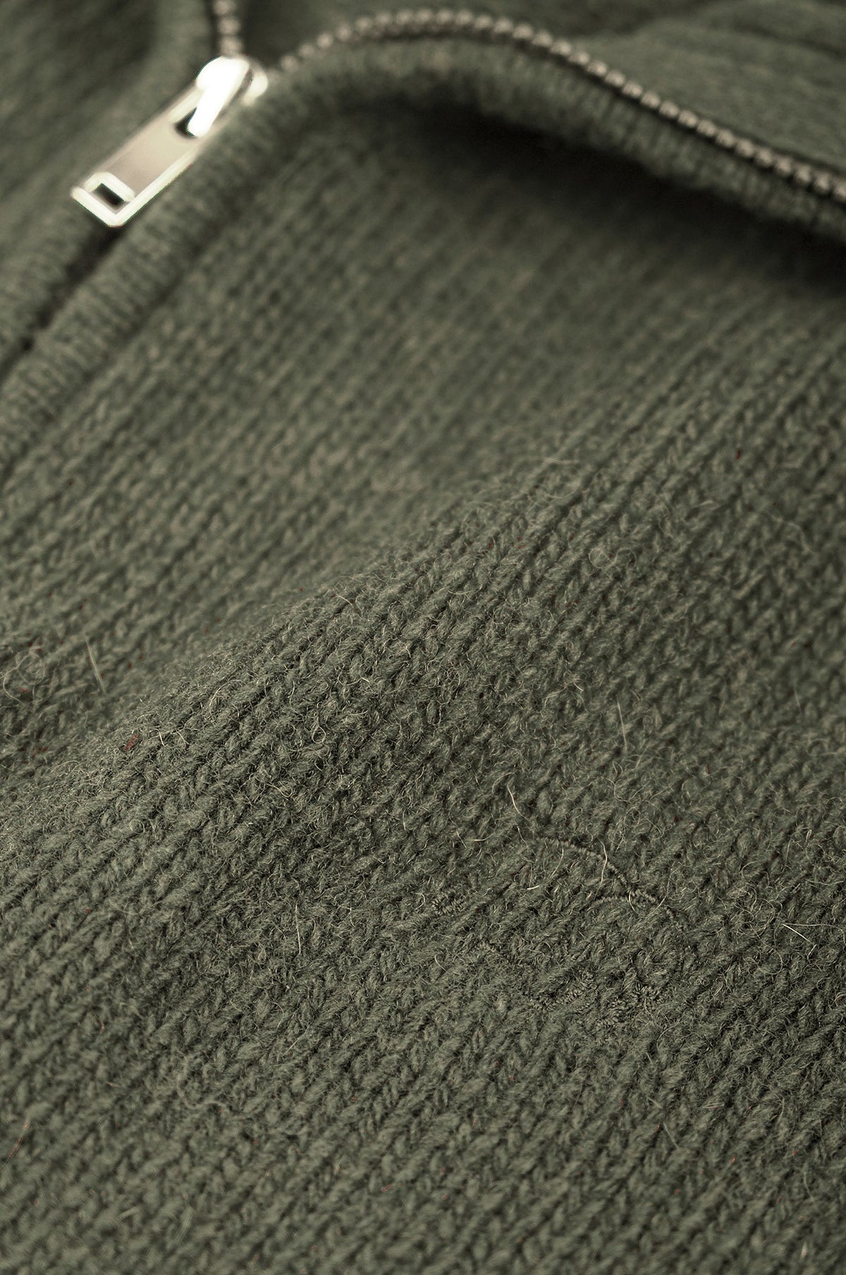 Détail en gros plan de la texture du tissu et de la fermeture à glissière du Bernia Quarter Zip Knit en Sage. | TP_IMAGE_TYPE=DETAIL