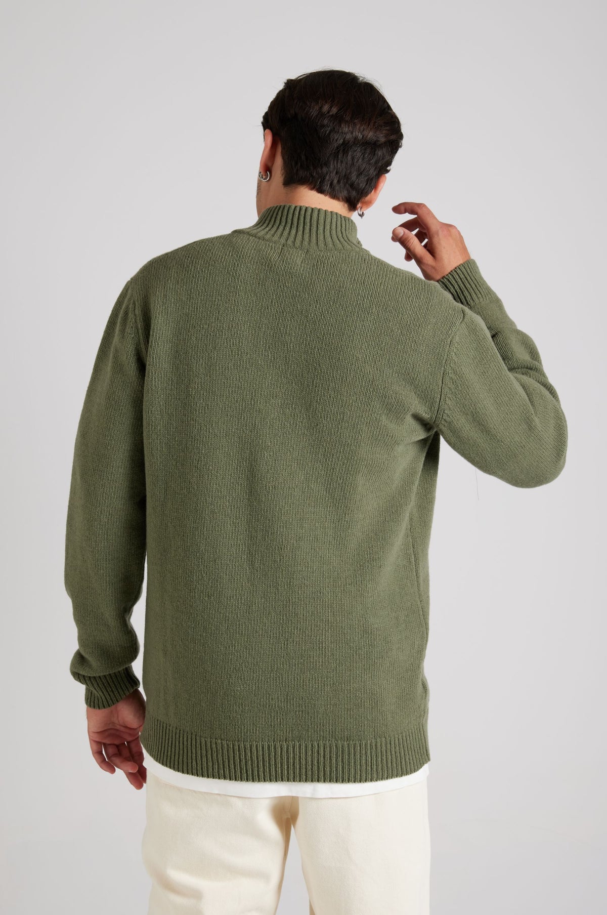 Personne portant un Bernia Quarter Zip Knit en Sage, montrant la vue de dos avec col et poignets côtelés. | TP_IMAGE_TYPE=MODEL_BACK