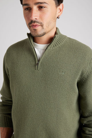 Personne portant le Bernia Quarter Zip Knit en coloris Sage, avec col zippé et tissu texturé | TP_IMAGE_TYPE=MODEL_FRONT