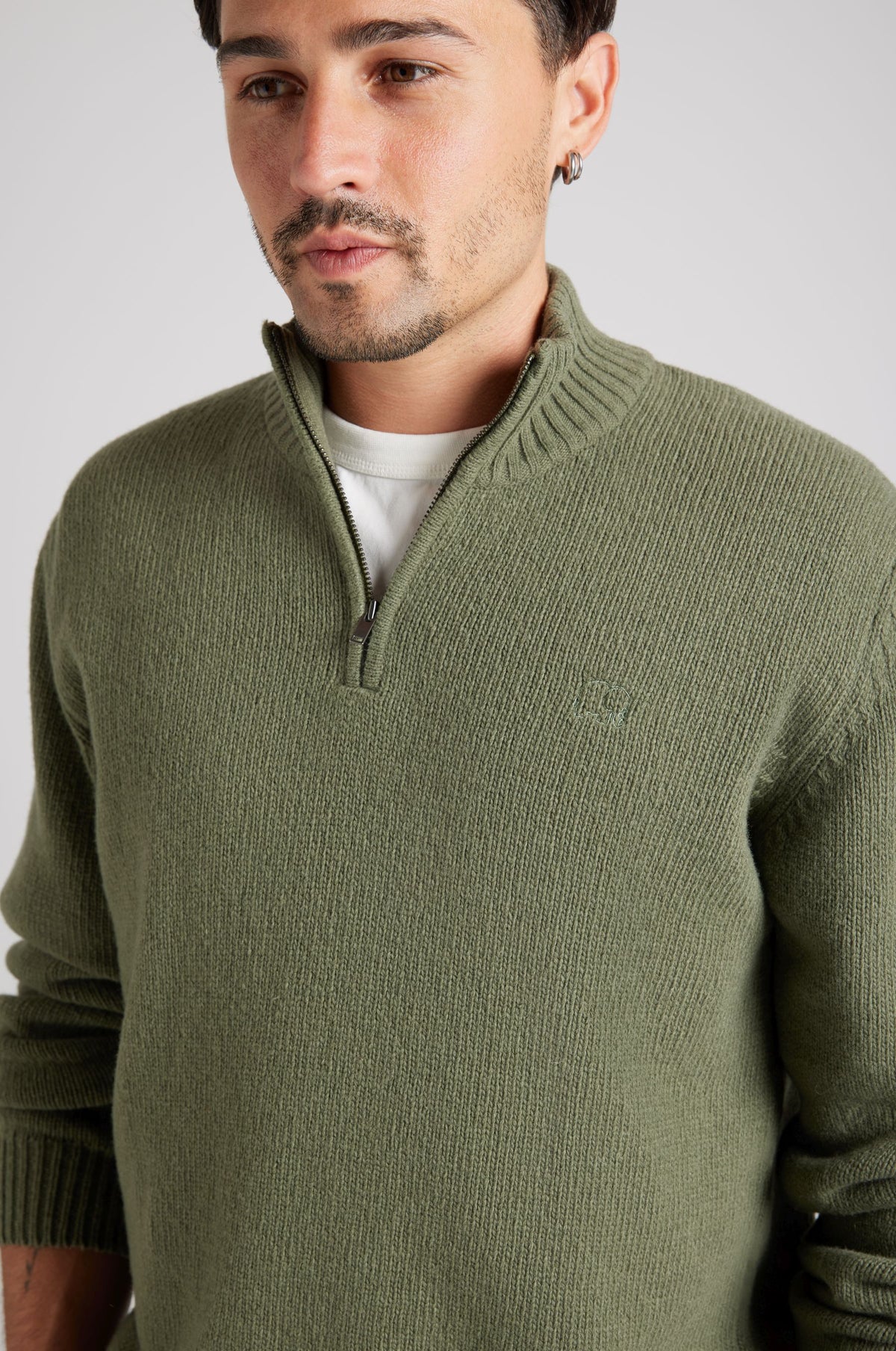Personne portant le Bernia Quarter Zip Knit en coloris Sage, avec col zippé et tissu texturé | TP_IMAGE_TYPE=MODEL_FRONT