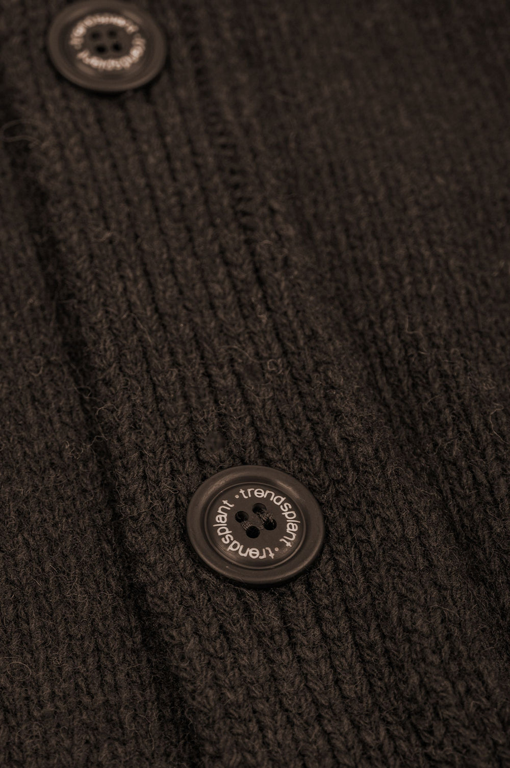 Dettaglio ravvicinato della texture e del bottone del Relleu Cardigan in colore Chocolate. | TP_IMAGE_TYPE=DETAIL