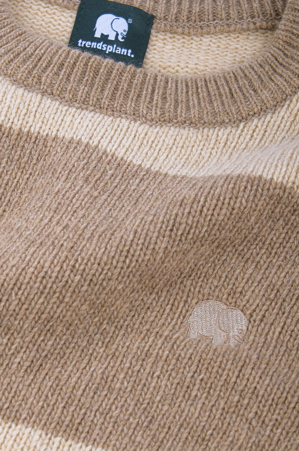 Dettaglio ravvicinato della Sella Knit in Latte/Nomad Brown, che mette in risalto la texture e il logo. | TP_IMAGE_TYPE=DETAIL