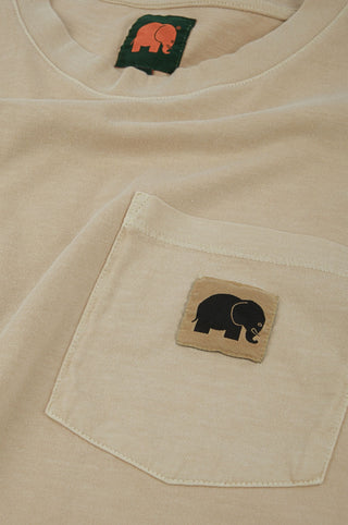 Dettaglio della T-shirt Garceta Pigment da donna in Eucalyptus con una tasca con un disegno di elefante e un cartellino | TP_IMAGE_TYPE=DETAIL
