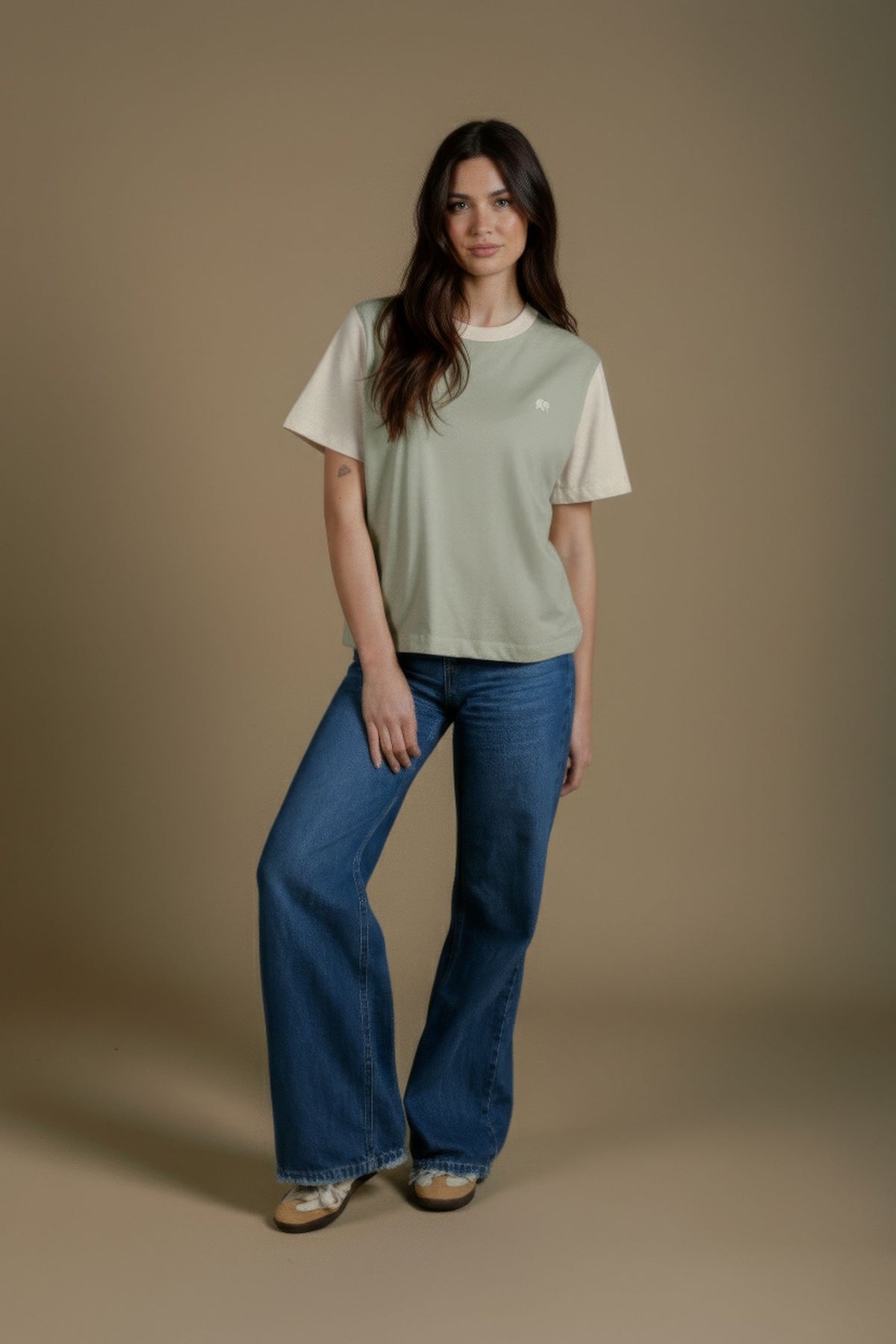 Personne portant un t-shirt Women's Color Block Iron Veil, vue de face | TP_IMAGE_TYPE=MODEL_FRONT