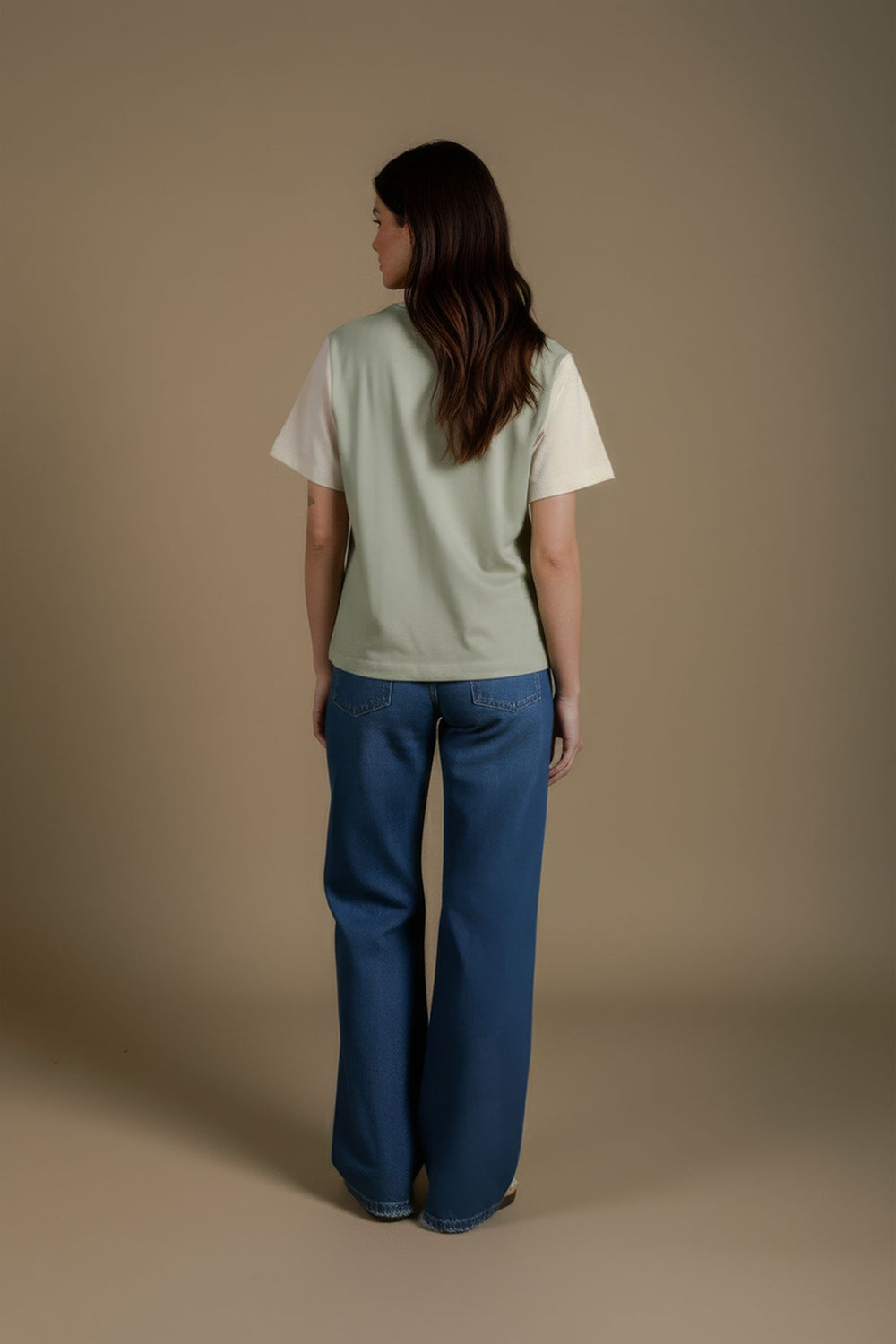 Persona che indossa una T-Shirt Color Block da donna in Iron Veil, vista posteriore | TP_IMAGE_TYPE=MODEL_BACK