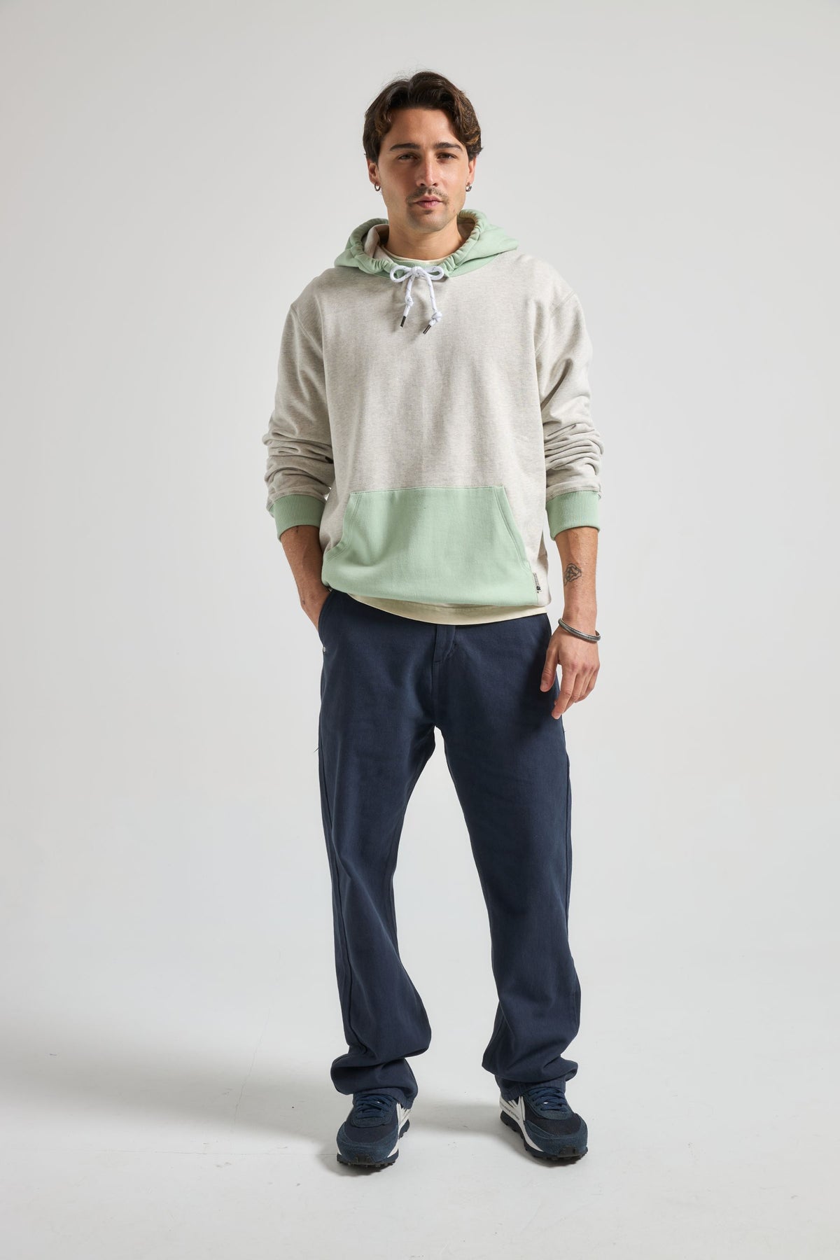 Persona che indossa Operator Pants Baritone Blue, vista frontale | TP_IMAGE_TYPE=MODEL_FRONT