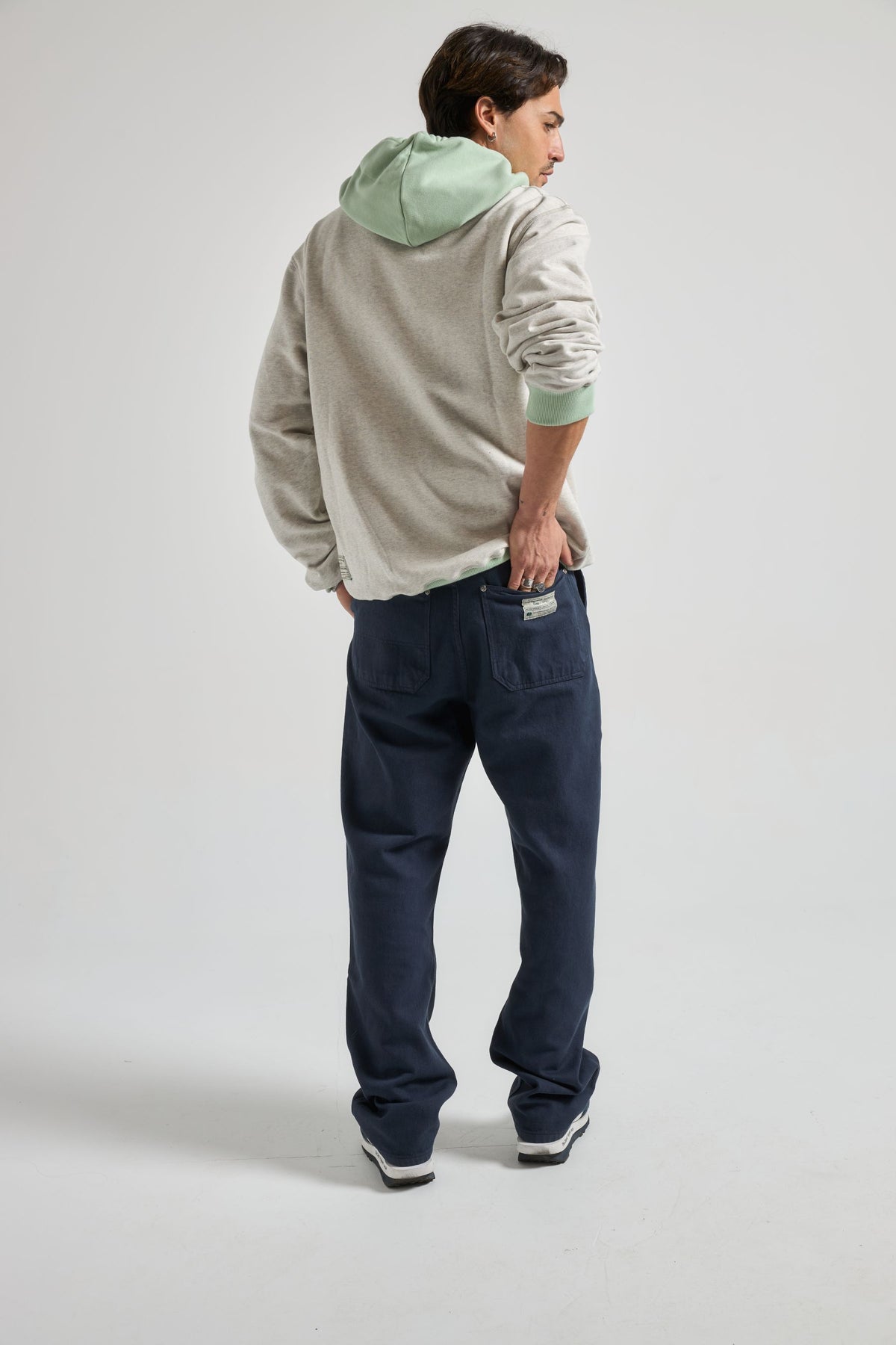 Persona che indossa Baritone Blue Operator Pants, vista posteriore | TP_IMAGE_TYPE=MODEL_BACK