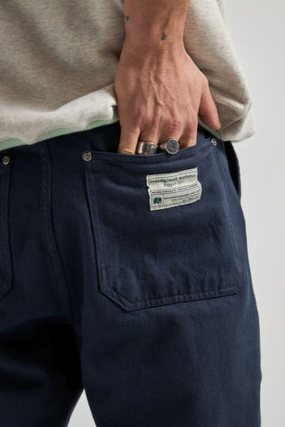 Persona che indossa Baritone Blue Operator Pants con una mano in tasca, vista posteriore | TP_IMAGE_TYPE=MODEL_BACK