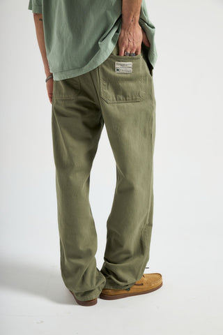 Persona che indossa Operator Pants in Hedge Green, vista posteriore | TP_IMAGE_TYPE=MODEL_BACK