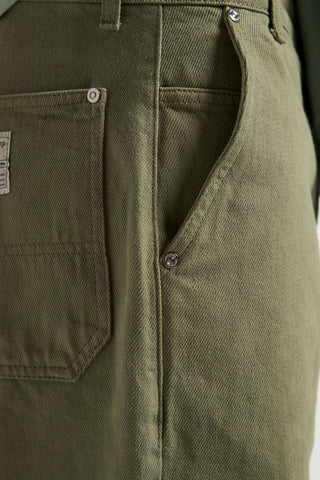 Dettaglio ravvicinato del tessuto degli Operator Pants in Hedge Green, con tasche e texture | TP_IMAGE_TYPE=DETAIL