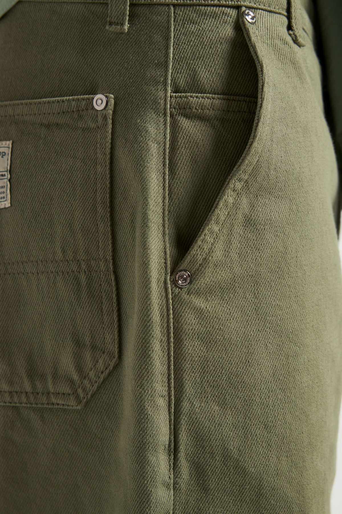 Dettaglio ravvicinato del tessuto degli Operator Pants in Hedge Green, con tasche e texture | TP_IMAGE_TYPE=DETAIL