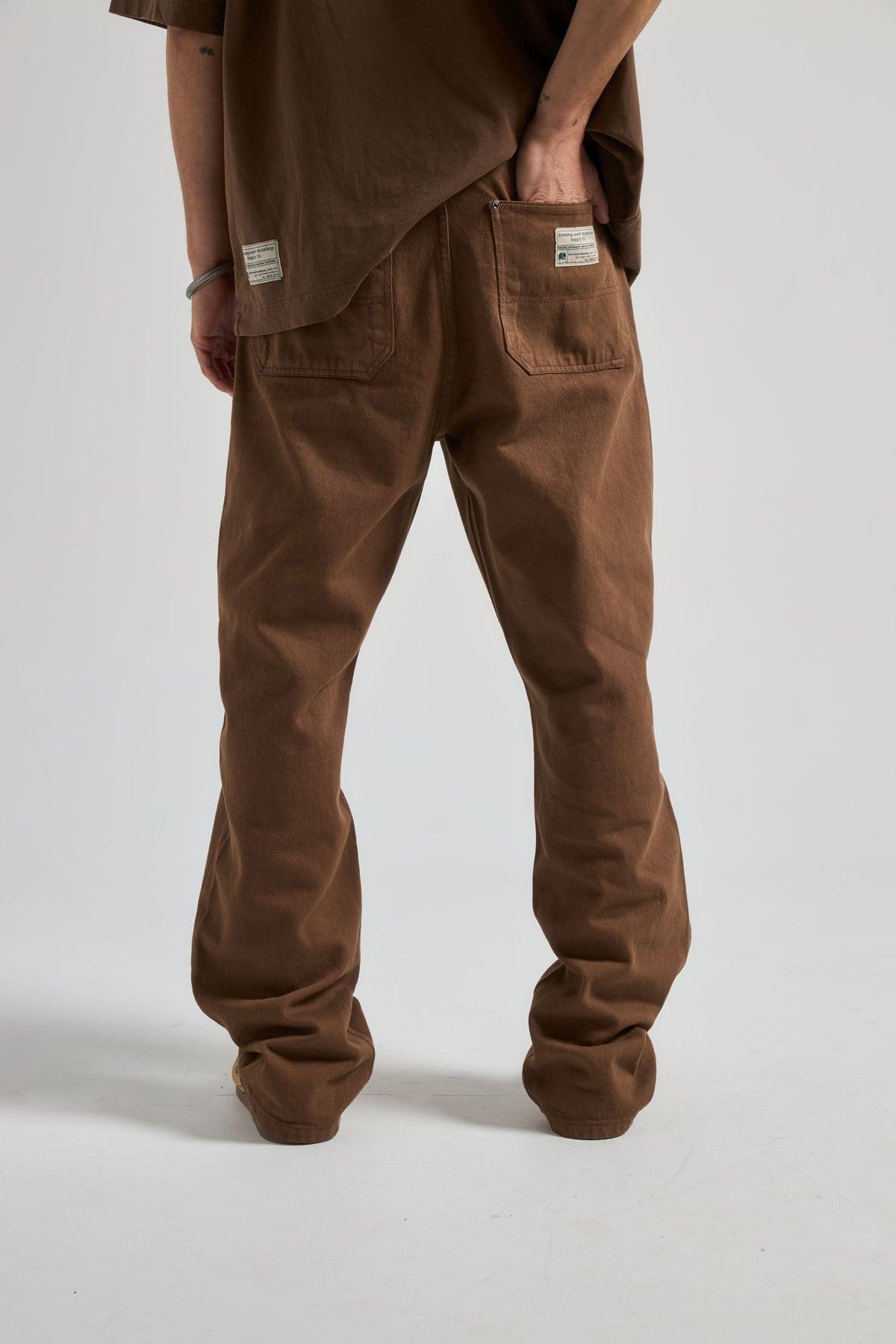 Persona che indossa Operator Pants in Saddle Brown, vista di spalle. | TP_IMAGE_TYPE=MODEL_BACK