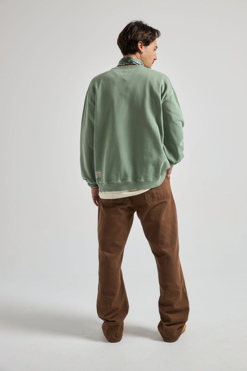 Personne portant le sweat The Garage Sweatshirt en Hedge Green, vue de dos | TP_IMAGE_TYPE=MODEL_BACK