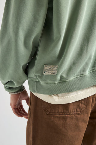 Personne portant The Garage Sweatshirt Hedge Green, vue de dos | TP_IMAGE_TYPE=MODEL_BACK