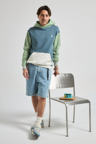 Persona che indossa una Color Block Hoodie in Deep Spruce, vista frontale | TP_IMAGE_TYPE=MODEL_FRONT