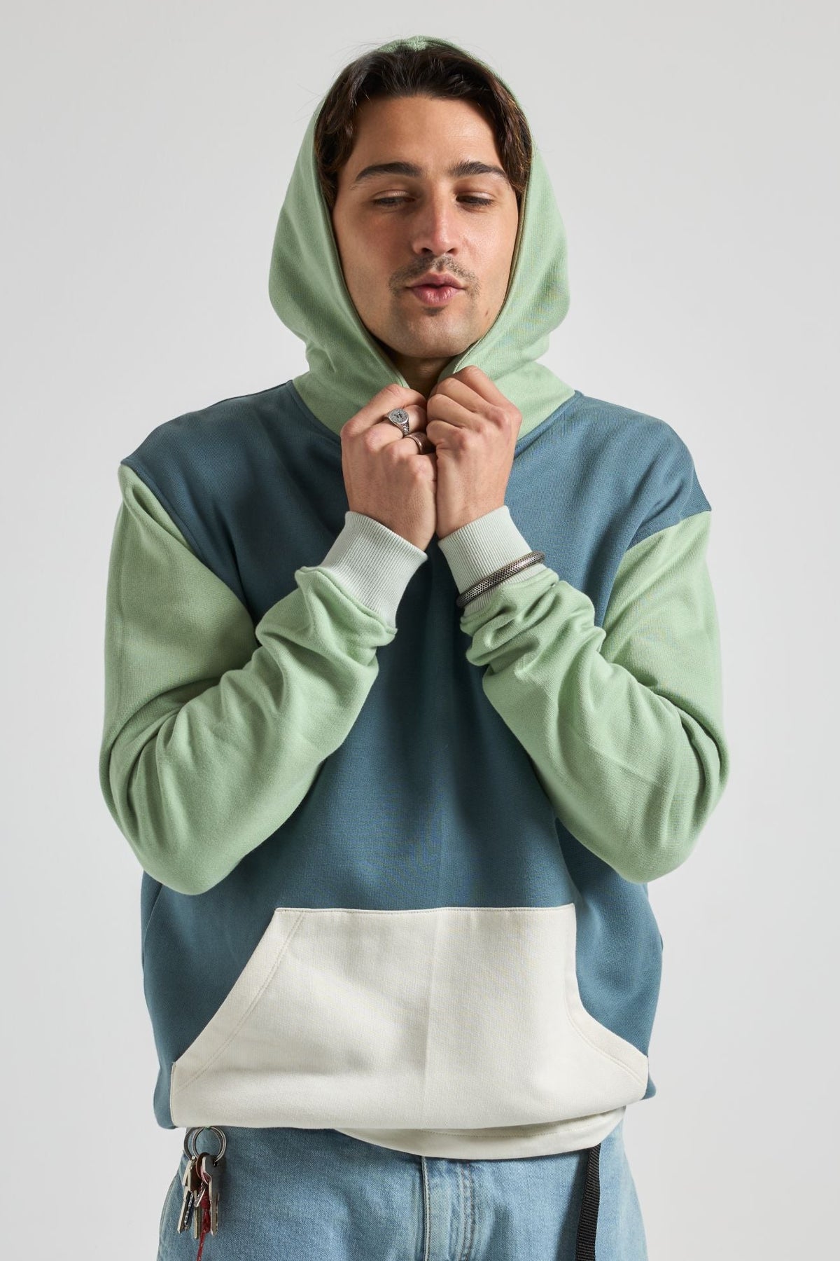 Persona che indossa una Color Block Hoodie in Deep Spruce, vista frontale | TP_IMAGE_TYPE=MODEL_FRONT