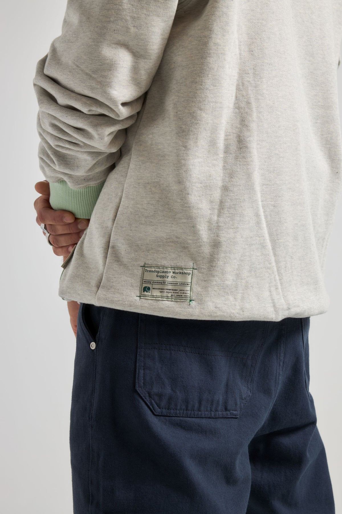 Vista posteriore di una persona che indossa una felpa oversize con cappuccio Warm Heather Grey/Matcha | TP_IMAGE_TYPE=MODEL_BACK