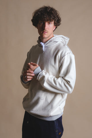 Persona che indossa una felpa con cappuccio in pile reversibile in grigio melange caldo, con cappuccio con coulisse e polsini a contrasto, vista frontale. | TP_IMAGE_TYPE=MODEL_FRONT